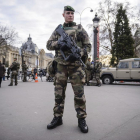 Soldados en la avenida de los Campos Elíseos de París.
