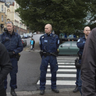 Agentes de policía en Turku se interponían ayer entre manifestantes antirracistas y de ultraderecha.