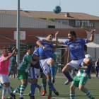 Dos jugadores de La Granja intentan adelantarse a sus rivales en un balón aéreo