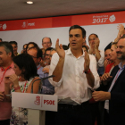 Imatge d’arxiu del líder del PSOE, Pedro Sánchez, al costat del seu número tres, José Luis Ábalos.