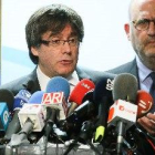 Puigdemont propone a Rajoy reunirse fuera de España