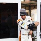 Fernando Alonso, ahir davant del box del seu equip al circuit de Montmeló.