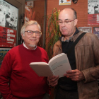 El autor del poemario, Josep Borrell, junto al escritor Vidal Vidal minutos antes de la presentación.