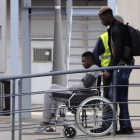 Dembélé fue trasladado en silla de ruedas al avión que le iba a llevar a Helsinki para ser operado.