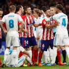 Jugadores del Real Madrid y del Atlético de Madrid durante el encuentro de ayer.