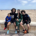 Marcelo y su familia, sin mascarilla, en la playa de la Malva-rosa.