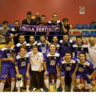 La Sentiu posa amb el trofeu de la Copa Lleida que van guanyar diumenge al Linyola de Segona B.