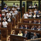Aquesta imatge mostra bona part dels diputats que van exhibir cartells a favor de la llibertat de Jordi Sànchez i Jordi Cuixart.
