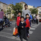 Wang con sus tres hijos, ayer por la tarde en el paso de cebra de Rambla d’Aragó donde fue multado. 