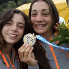 Mònica Dòria posa amb la medalla d’or amb la seua companya a la selecció andorrana, Laura Pellicer.