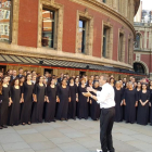 L’Orfeó Català i el Cor de Cambra del Palau, dissabte, davant del Royal Albert Hall de Londres.