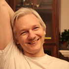 Julian Assange colgó esta imagen en su cuenta de Twitter tras la decisión de la justicia sueca.