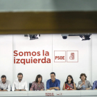 La nova executiva socialista encapçalada per Pedro Sánchez, a la primera reunió feta ahir a la seu de Ferraz a Madrid.