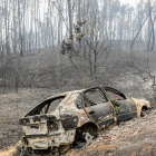 Un coche calcinado en Nodeirinho, cerca de Pedrógão Grande, donde murieron varias personas intentando escapar de las llamas.