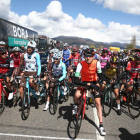 Los ciclistas a punto de tomar la salida de la etapa en la localidad de Montferrer.