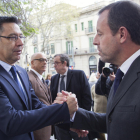 Josep Maria Bartomeu y Sandro Rosell se saludan tras el funeral de Montal en Barcelona.