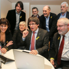 El equipo de campaña de Puigdemont, siguiendo la evolución de las votaciones el jueves en Bruselas.