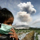 El volcán Sinabung expulsa una columna de ceniza de 4 kilómetros de altura