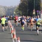 Alguns dels corredors de la Mitja Marató, ahir al seu pas per l’avinguda de Tortosa.