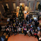 Fotografía de familia de los ‘embajadores’ y sus familias, junto a las autoridades, ayer, en la recepción en el Parador.