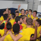 Els jugadors del Lleida Juvenil van celebrar l’ascens al vestidor de l’Europa.