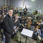 El director Miquel Morera junto a la orquesta de la escuela de música Josep M. Llorens. 