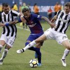 El azulgrana Neymar intenta escapar de dos jugadores de la Juventus durante el amistoso en Estados Unidos.