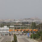 El peatge de l’autopista AP-2 amb la ciutat de Lleida al fons.