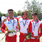 Eneko Auzmendi, Pau Etxaniz i Miquel Travé, amb les medalles aconseguides ahir en K1 per equips.
