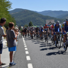 El pelotón de la Vuelta después de su paso por La Seu y antes de entrar en territorio andorrano.