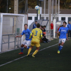Un jugador del Lleida Esportiu B pugna amb la pilota davant d’un del Vila-seca sota l’atenta mirada de l’assistent arbitral.
