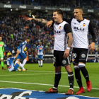 Santi Mina celebra su gol con su compañero Rodrigo.