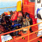 Momento del rescate de 22 subsaharianos en el Estrecho.
