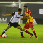 El capità del Lleida, Marc Nierga, lluita una pilota amb un rival en el partit de dissabte a València.