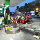 El vehículo accidentado ayer, en una gasolinera de Benicàssim.