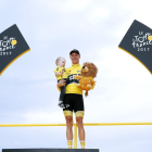 El britànic Chris Froome celebra la victòria al Tour de França amb el seu fill Killian.