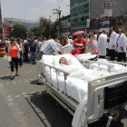 Diversos pacients d’un hospital mexicà són evacuats després del terratrèmol.