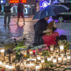 Homenaje en la plaza del Mercado de Turku a las víctimas del ataque del pasado viernes.