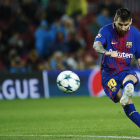 Messi llança davant l’Olympiacos la falta amb què va assolir el seu gol cent en competicions europees.