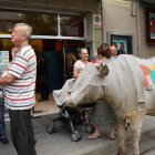 La vaca del Picurt daba ayer la bienvenida a los asistentes a la sesión inaugural del festival de cine. 