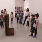 David Bestué, durante el taller con los escolares en el Centre d’Art la Panera de Lleida.