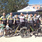 Xavi Galindo, segon per l’esquerra, amb la resta de membres del seu equip, Benimoto Bikes.