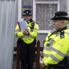 La policia continua interrogant els dos sospitosos a Londres.