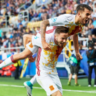 Ceballos se sube encima de Saül, autor del primer gol español.