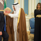 El rei de l’Aràbia Saudita, Salman bin Abdulaziz condecora Trump davant de la primera dama, sense vel.