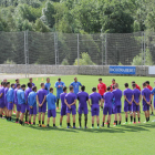 Los jugadores del Lleida Esportiu reciben las indicaciones del cuerpo técnico antes de comenzar el primer entrenamiento del estage en Aran.