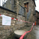 Els veïns de Florejacs van penjar cartells informant del perill que generava el cable caigut.