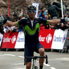 Alejandro Valverde entra vencedor a la línia de meta ubicada al cim de Lo Port.