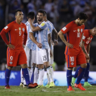 Messi es felicitado por sus compañeros tras anotar el gol del triunfo de penalti ante Chile.