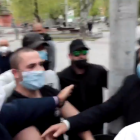 VÍDEO | Un grup d'estètica de neonazi increpa Pablo Iglesias després de reunir-se amb una associació veïnal de Coslada